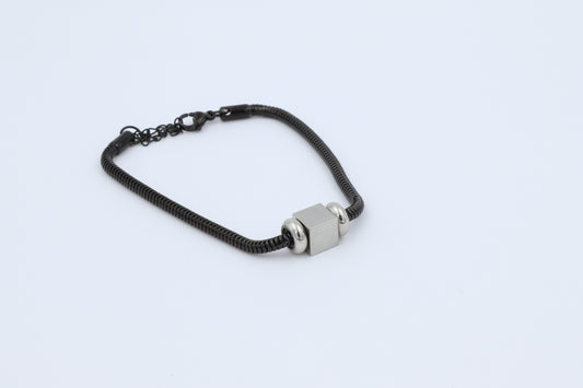 Minimal Küp Detaylı Siyah Çelik Bileklik