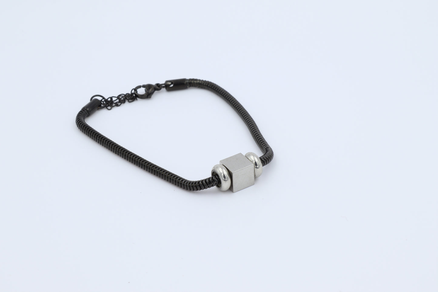 Minimal Küp Detaylı Siyah Çelik Bileklik